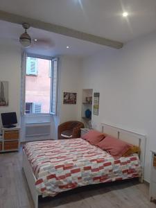 une chambre avec un lit et une fenêtre dans l'établissement Nice Studio Old Town Sea Side, à Nice