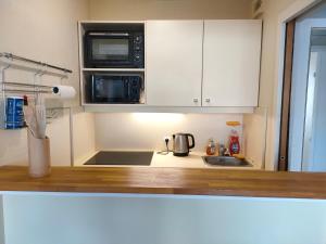 una cocina con fregadero y microondas en La Défense, Cozy Appartment 2 rooms, en Courbevoie