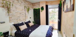sypialnia z łóżkiem i ścianą z cegły w obiekcie Apartamento Las 3P Piscina, Paz y Patio privado w mieście Fuengirola