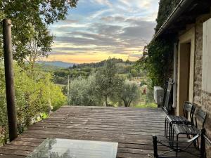drewniany chodnik z dwoma ławkami na budynku w obiekcie Umbrian cottage retreat w mieście San Giovanni del Pantano