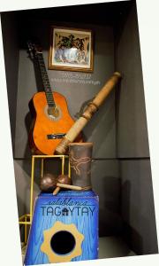 une batte de baseball en bois et une guitare sur une boîte dans l'établissement Salablanca Brand New Jacuzzi Heated Pool PS5 VR Cinema Fully AC Indoors Smart TVs with Netflix Disney Plus Large Balcony, à Tagaytay 29 autres photos