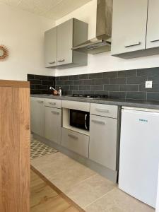 Kuchyň nebo kuchyňský kout v ubytování Appartement Hyper Cosy - Vue mer panoramique 180