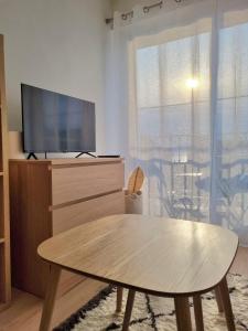 TV a/nebo společenská místnost v ubytování Appartement Hyper Cosy - Vue mer panoramique 180