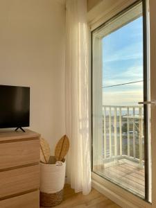 TV a/nebo společenská místnost v ubytování Appartement Hyper Cosy - Vue mer panoramique 180