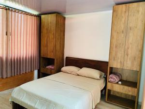 a bedroom with a bed with wooden dividers at Cabaña Pocho in Aguazul