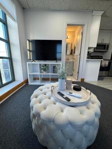 Μια τηλεόραση ή/και κέντρο ψυχαγωγίας στο Cozy Nook 1 Bedroom 2nd Floor Apt