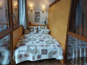 ein Schlafzimmer mit einem Bett mit einer Steppdecke darauf in der Unterkunft Superbe Duplex 8 pers. à Avoriaz - Emplacement idéal, internet, proche ESF - FR-1-634-7 in Avoriaz