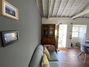 a living room with a couch and a tv at Casa 3 Picos 1 in São Roque do Pico