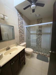 ein Badezimmer mit Dusche, Toilette und Waschbecken in der Unterkunft New House! Excellent to get to know Puerto Peñasco in Puerto Peñasco