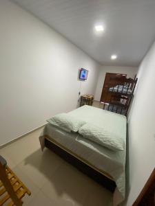 Dormitorio pequeño con cama en la esquina de una habitación en Recando Dourado Suíte 4, en São Miguel dos Milagres 1 foto más