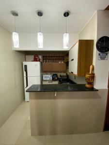 una cocina con encimera y refrigerador en Recando Dourado Suíte 4, en São Miguel dos Milagres