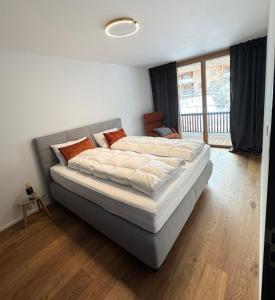 Postel nebo postele na pokoji v ubytování Beautiful Sunny New 1 Bed Apt (2.5Zim). Ski in/out
