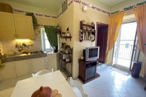 a kitchen with a table and a tv on a counter at Nido d'arte in Tirli