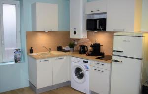 Η κουζίνα ή μικρή κουζίνα στο La Suite St-André - T2 Art Déco - Centre ville