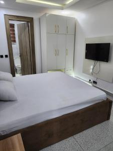Un pat sau paturi într-o cameră la Brooksville 2 bedroom Apartment
