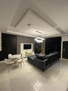 Un televizor și/sau centru de divertisment la Brooksville 2 bedroom Apartment +1 fotografie
