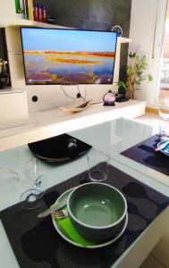 Telewizja i/lub zestaw kina domowego w obiekcie Apartamento Las 3P Piscina, Paz y Patio privado