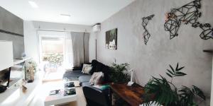 salon z kanapą i stołem w obiekcie Apartamento Las 3P Piscina, Paz y Patio privado w mieście Fuengirola