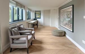 Ruang duduk di Beautiful Home In Loosdrecht With Wifi