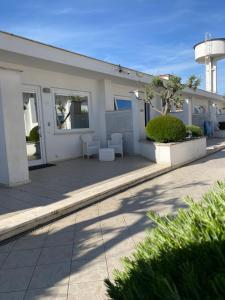 un edificio blanco con patio y torre de agua en Il borghetto tranquillo, en Albano Laziale 2 fotos más