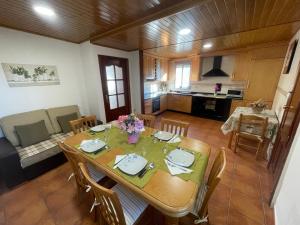 a kitchen and dining room with a table and chairs at Casa da Greta in Parada del Monte