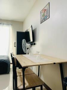 TV a/nebo společenská místnost v ubytování Lorven's Place Saekyung Marigondon