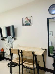 TV a/nebo společenská místnost v ubytování Lorven's Place Saekyung Marigondon + 4 fotografie