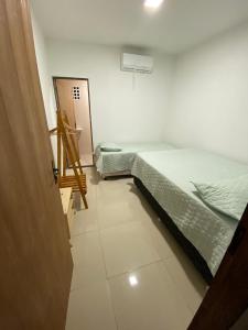 1 dormitorio con 1 cama en una habitación con puerta en Recando Dourado Suíte 6, en São Miguel dos Milagres