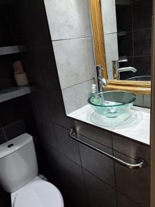 ein Badezimmer mit Waschbecken und Toilette in der Unterkunft Hameau du Puech, rez-de-jardin avec parking et clim in Cap d'Agde