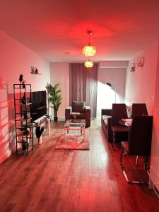 Μια τηλεόραση ή/και κέντρο ψυχαγωγίας στο 2 Bedroom Apartment with City View