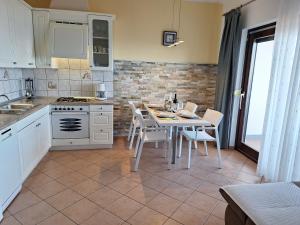 Kuchyňa alebo kuchynka v ubytovaní Villa Suzy-Apartments Suzana