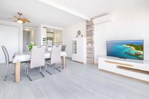 ベニドルムにあるLOIXANA 10-8 - Fincas Arenaのリビングルーム(ダイニングテーブル、テレビ付)
