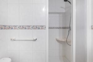 ベニドルムにあるLOIXANA 10-8 - Fincas Arenaのシャワーとトイレ付きの白いバスルーム +8枚の写真