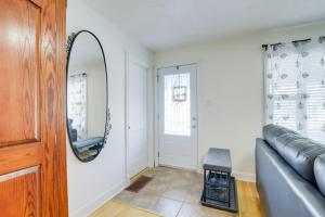 a living room with a couch and a mirror at Le petit refuge in Gatineau