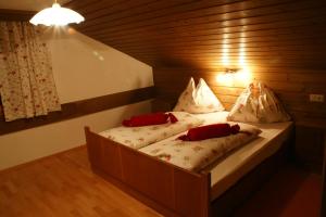 Łóżko lub łóżka w pokoju w obiekcie Appartement Schmiedhof