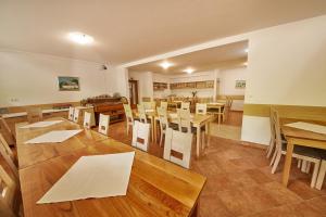 Restaurace v ubytování Rute Hotel and Apartments