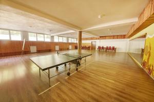 Stolní tenis v ubytování Rute Hotel and Apartments nebo okolí