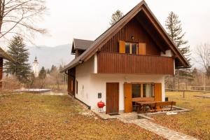 博希尼Chalet Fisherman's Cottage的小屋设有木屋顶和桌子