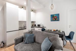 un soggiorno con divano e cucina di Vatican Manu Home a Roma Altre 4 foto