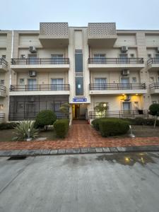 un parcheggio vuoto di fronte a un edificio di Ganret suites and resort a Vrindāvan