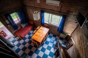 una vista aérea de una habitación con una mesa y una cama en Sierra Dulce, en Mina Clavero