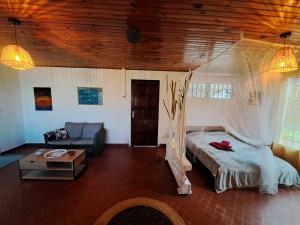 Rúm í herbergi á Ti' Chalet 2 pers Nord Caraïbes