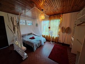 Rúm í herbergi á Ti' Chalet 2 pers Nord Caraïbes