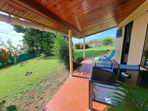 Sundlaugin á Ti' Chalet 2 pers Nord Caraïbes eða í nágrenninu