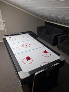 un tavolo da ping pong in mezzo a una stanza di Newly renovated apartment Gautefall a Drangedal