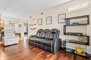 Gambar di galeri bagi 2 King BRs Balcony Resort Amenities Free Tix di Pigeon Forge +24 gambar