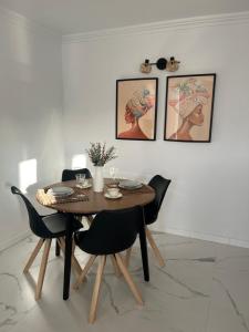 サンミゲル・デ・アボナにあるBeautiful and Modern loftのダイニングルーム(テーブル、椅子4脚付)