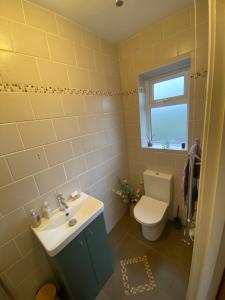 キラナードにあるCorrig Viewの洗面台とトイレ付きのバスルーム