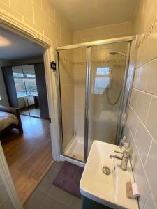 キラナードにあるCorrig Viewのシャワーと洗面台付きのバスルーム