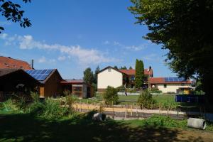 Gästehaus Wagner في Egglfing: مجموعة من المباني والألواح الشمسية على سطوحها